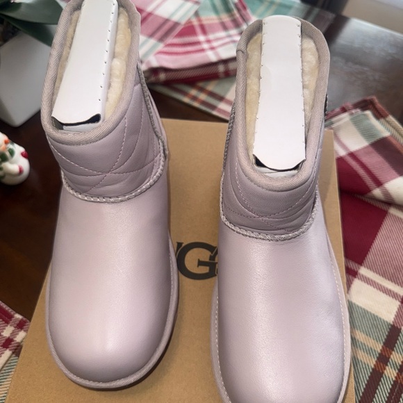 UGG Kids Classic Mini Pearlized boots size 6 new - Picture 8 of 9